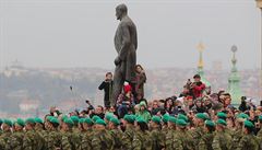 Dti vylezli na sochu Tomáe G. Masaryka, aby si mohli vyfotit ceremoniál...