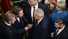 eský prezident Milo Zeman se zdraví s lucemburským premiérem Xavierem...