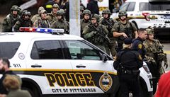 Ozbrojenci zajiují místo inu v Pittsburghu, kde bylo nkolik lidí zasteleno.