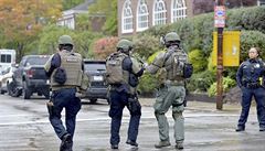 Písluníci policejních sloek na míst inu u Pittsburské synagogy.