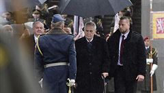 Prezident Milo Zeman (druhý zprava) a slovenský prezident Andrej Kiska...