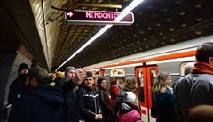 Peplnné metro ve stanici Dejvická. Lidé míí na vojenskou pehlídku. I pes...