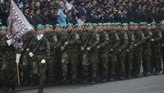 Vojáci pochodují na pehlídce u píleitosti 100. výroí vzniku eskoslovenska.