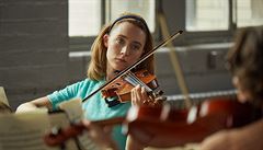Florence (Saoirse Ronanová) je výborná houslistka. Snímek Na Chesilské plái...