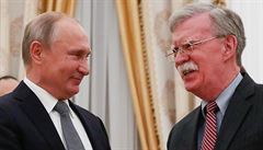 Bezpenostní poradce Bílého domu John Bolton se v Moskv seel s Vladimirem...