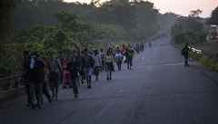 Karavana migrant, která míí pes Mexiko k hranicím USA, ítá asi 5 tisíc...
