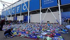 Fanouci pokládají kytice u stadionu Leicesteru City.