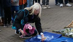 Fanouci pokládají kytice u stadionu Leicesteru City.