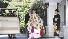 Princezna práv opoutí rodinnou rezidenci, aby odjela na ceremoniál do chrámu...
