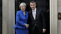 Britská premiérka Theresa Mayová a eský premiér Andrej Babi v londýnské...
