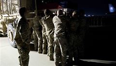 Vojáci v Afghánistánu se rozlouili s padlým kolegou tábním praporíkem i.m....