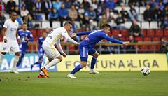 Václav Pila� (v modrém), za ním Luká� Holík.