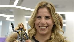 Ester Ledecká ukazuje svou panenku Barbie na tiskové konferenci.