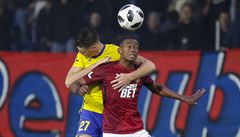 Souboj, ve kterém jsou hrá� Zlína Ond�ej Ba�o a úto�ník Sparty Golgol Mebrahtu.