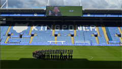 Vzpomínka klubu Leicester City na zesnulého majitele.