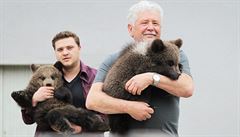 Senátor Václav Chaloupek na ktu medvíat v plzeské zoo. Snímek z roku 2013.
