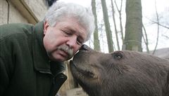 Senátor Václav Chaloupek na návtv svého medvda v Beroun v roce 2007.