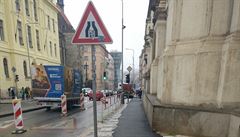 Čerstvě opravený chodník podél kostela heydrichiády v pražské Resselově ulici. | na serveru Lidovky.cz | aktuální zprávy