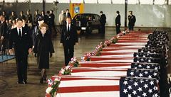Tehdejí americký prezident Ronald Reagan vzdává spolu s manelkou Nancy...