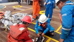 Pracovníci lodi vyetují pozstatky letadla Lion Air flight JT610, které se...
