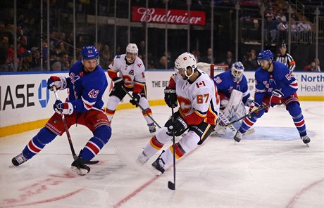 Útoník Michael Frolík v pondlním utkání NHL zpeetil gólem do prázdné branky...