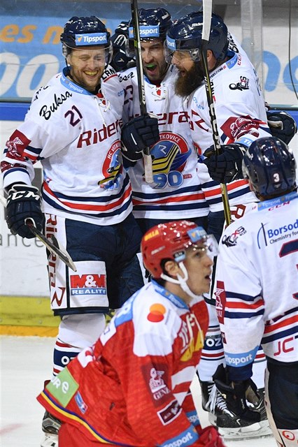 Hokejisté Vítkovic se radují z první výhry v play off.
