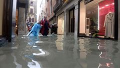 V Benátkách zpsobil silný vítr v kombinaci se vzedmutou hladinou vody záplavy.