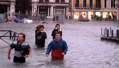 Lidé procházejí zatopeným Námstím sv. Marka.