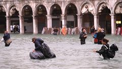 V Benátkách voda odpoledne vystoupla do výky 156 centimetr a zaplaveno je 75...