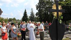 Na hřbitově vítají návštěvníky dva opravené kříže