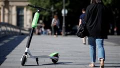 Praha by mohla elektrokoloběžky řešit jako Paříž: parkovací místa na úkor aut, říká manažer Lime