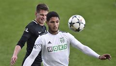 Zleva Luká Masopust z Jablonce a Eric Ramírez z Karviné v pohárovém zápase.