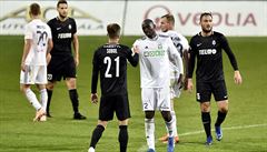 Pozdrav hrá po skonení zápasu. Uprosted (zleva) jsou Eduard Sobol z...