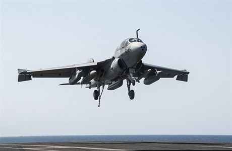 EA-6B Prowler pistává na letadlové lodi USS George H.W. Bush po náletech na...