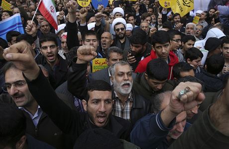 Protestující ped americkým velvyslanectvím v Teheránu.