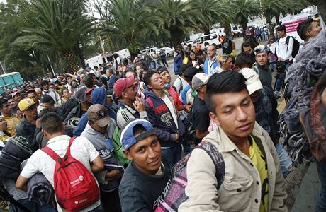 Kolem 1700 Středoameričanů, kteří tvoří předvoj takzvané karavany migrantů...