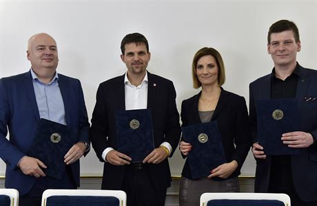 Zástupci ODS, KDU-SL, Pirát a SSD podepsali v Brn koaliní smlouvu, na...