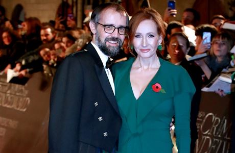 Spisovatelka J. K. Rowlingov s manelem Neilem Murraym pzuj na slavnostn...