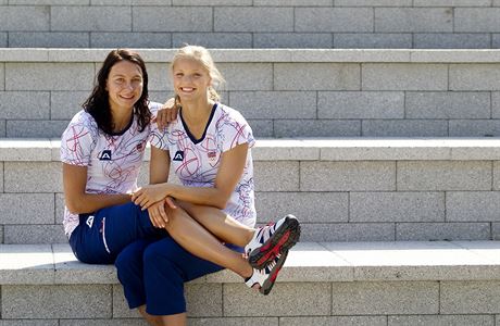 Plavkyn Simona Baumrtová (vpravo) a Barbora Závadová na olympiád v Londýn.