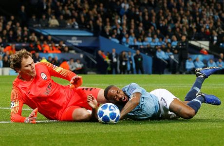 Fotbalista Manchesteru City Raheem Sterling padá v zápase s Donckem.