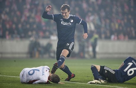 Jan Skora ze Slavie se stal obt neetrnho zkroku stopera Bjellanda z FC...