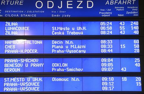 Elektronická tabule na praském hlavním nádraí informuje o zpodní vlak...