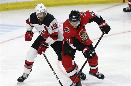 Mark Stone (61) a Travis Zajac (19) bhem tetí tetiny zápasu NHL.