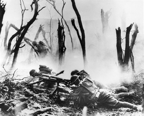 Amerití vojáci na snímku z 26. záí 1918. Drí své pozice pi spojenecké...