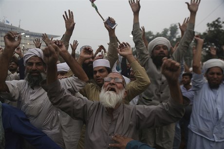 Lidé na demonstraci svolané Pákistánskou islamistickou stranou.