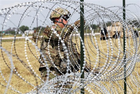 Amerití vojáci instalují okolo hranic s Mexikem ostnatý drát
