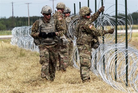 Amerití vojáci instalují ostnatý drát u hranic z Mexikem