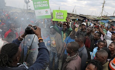 Dává zprávu svtu. Prvodcem divák po dní ve slumu Kibera je fotograf Don.