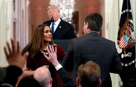 Noviná televize CNN Jim Acosta bhem potyky se zamstnankyní Bílého domu.