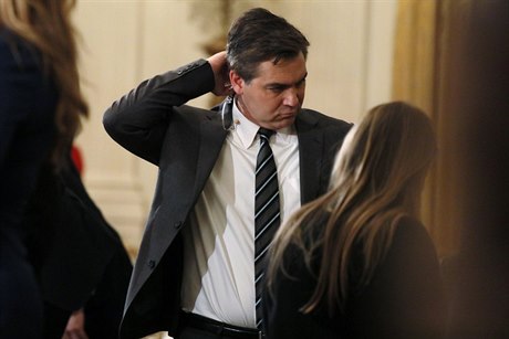 Jim Acosta piel kvli incidentu s mikrofonem o akreditaci pro vstup do Bílého...